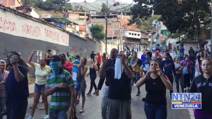 Detienen a militares sublevados y reprimen a población que apoyaba a uniformados movilizados en Venezuela