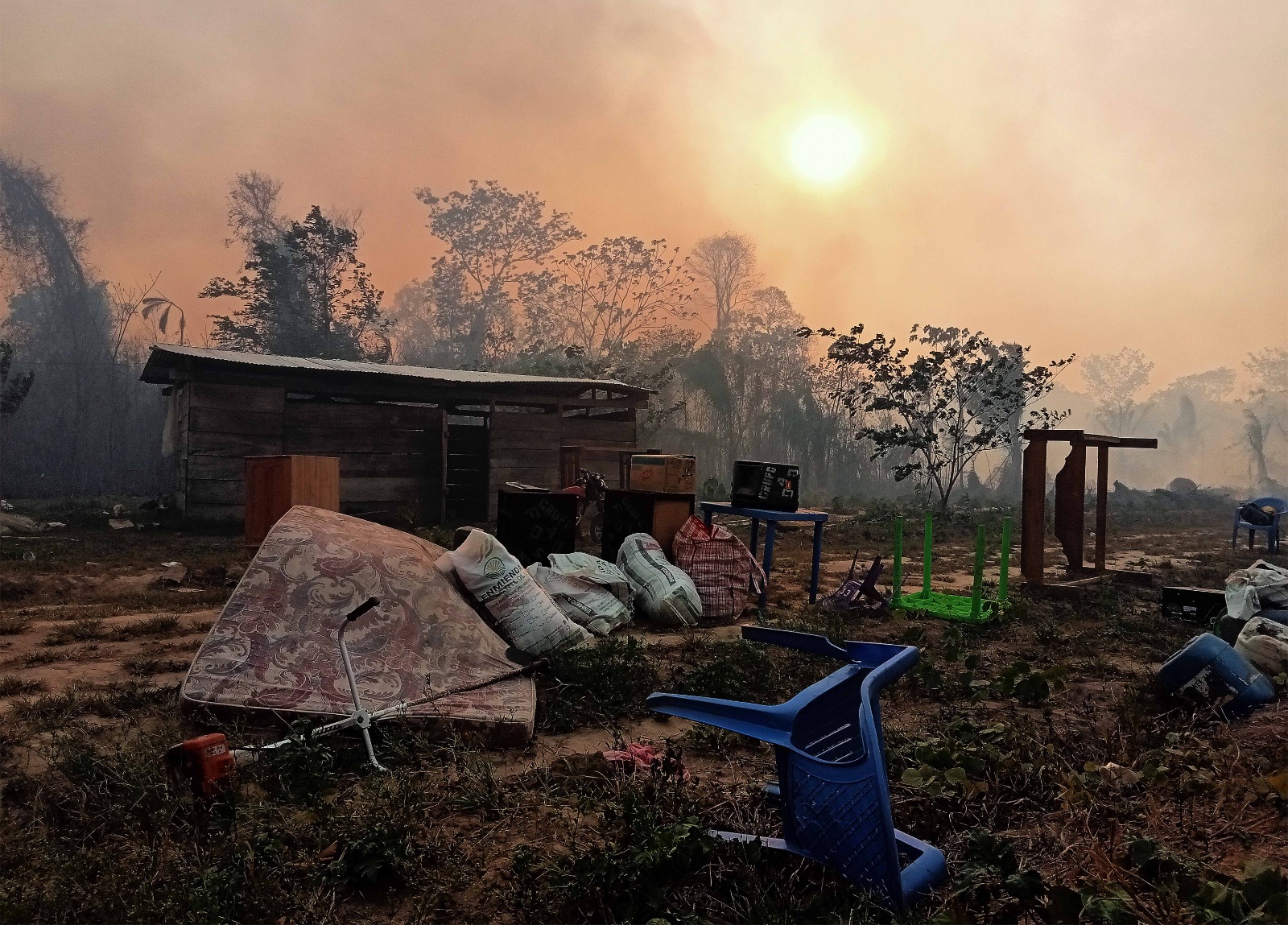El fuego se intensifica en comunidades de Rurrenabaque, voluntarios resultan afectados por el humo