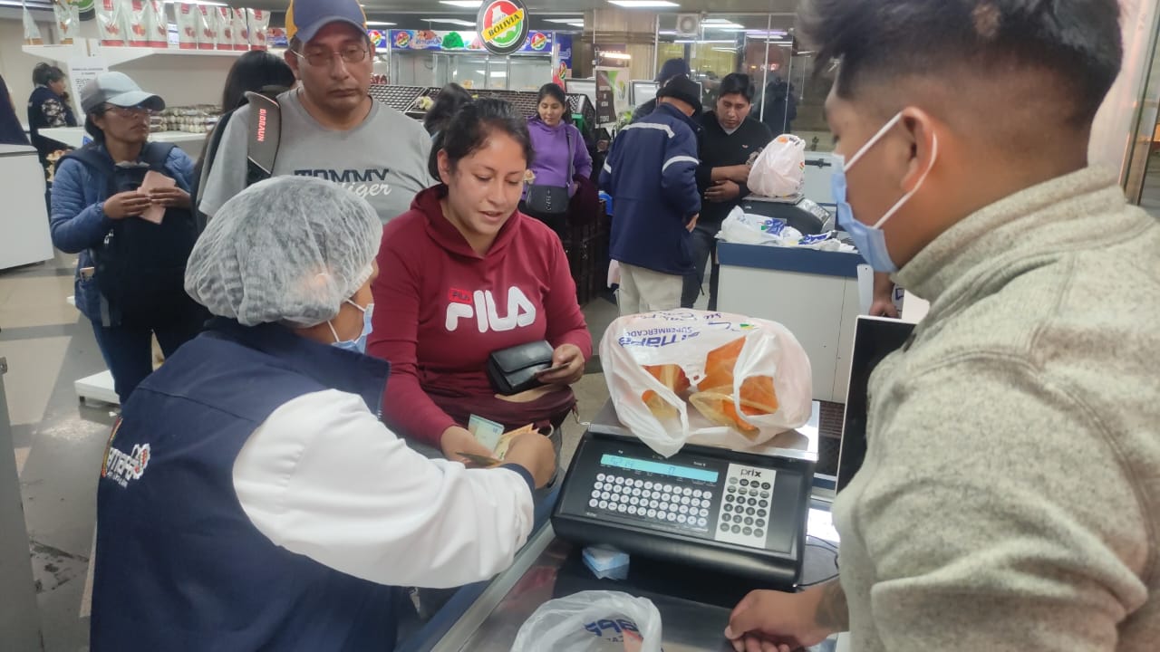 El precio del kilo de pollo se dispara a Bs 21 y el producto escasea en mercados de La Paz