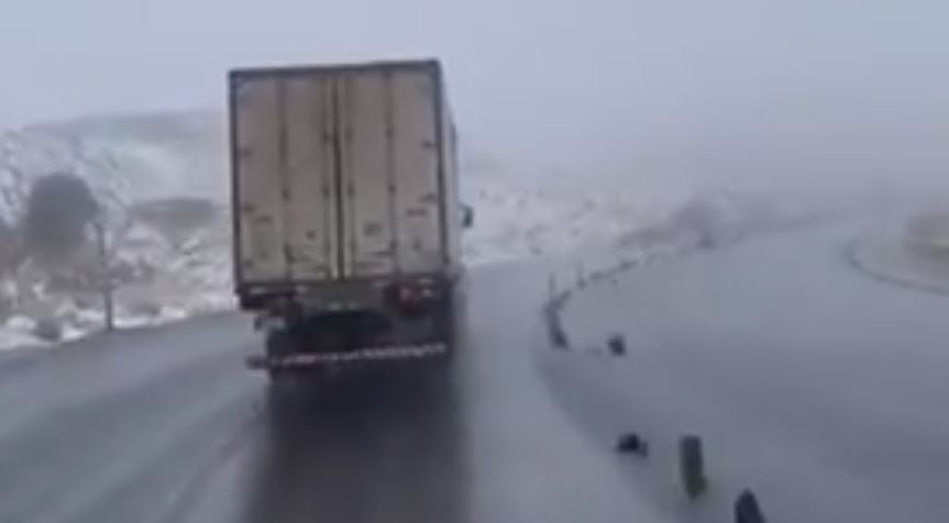 Por fuerte nevada y congelamiento, cierran carreteras a los Yungas y Oruro Potosí