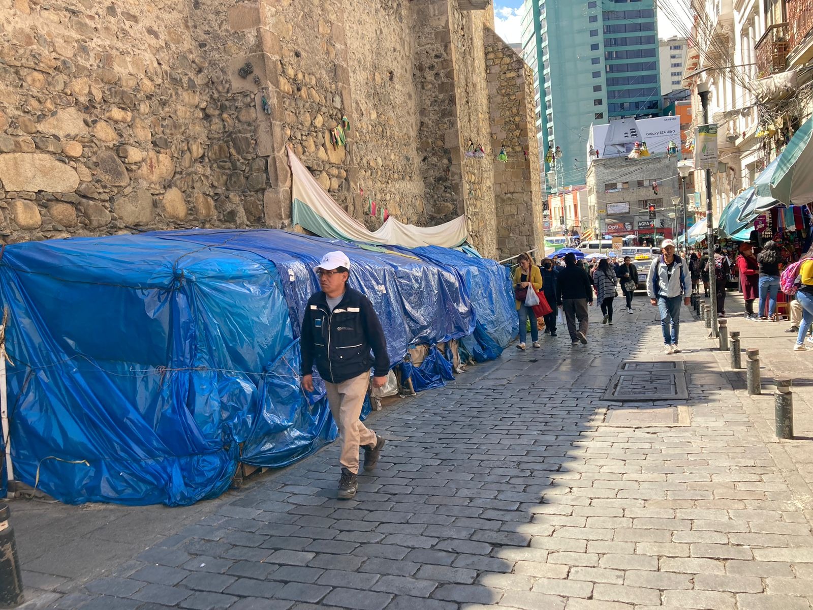 Alcaldía retira una carpa en la Genaro Sanjinés y espera realizar lo mismo en la Sagárnaga