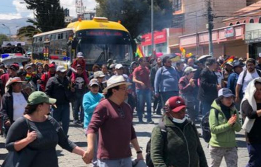 Vecinos de zona Sur apoyan nueva ruta de Pumakatari y choferes bloquean en ausencia de policías