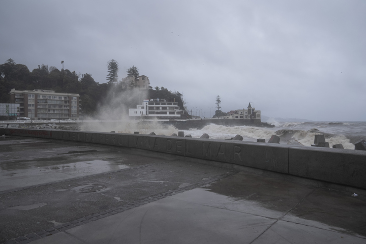 Miles de damnificados y caos por intensas lluvias en Santiago de Chile y el centro del país
