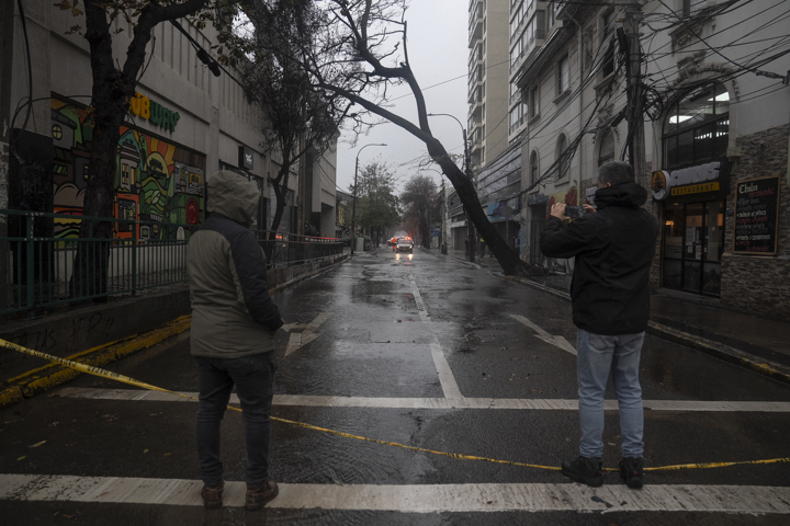 Miles de damnificados y caos por intensas lluvias en Santiago de Chile y el centro del país
