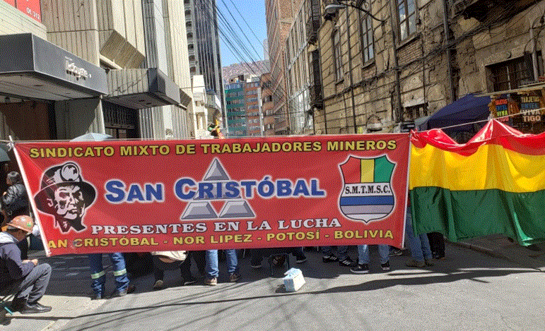 Mineros, esposas e hijos de San Cristóbal acampan 16 días en la calle, piden pago de dominicales de 12 años