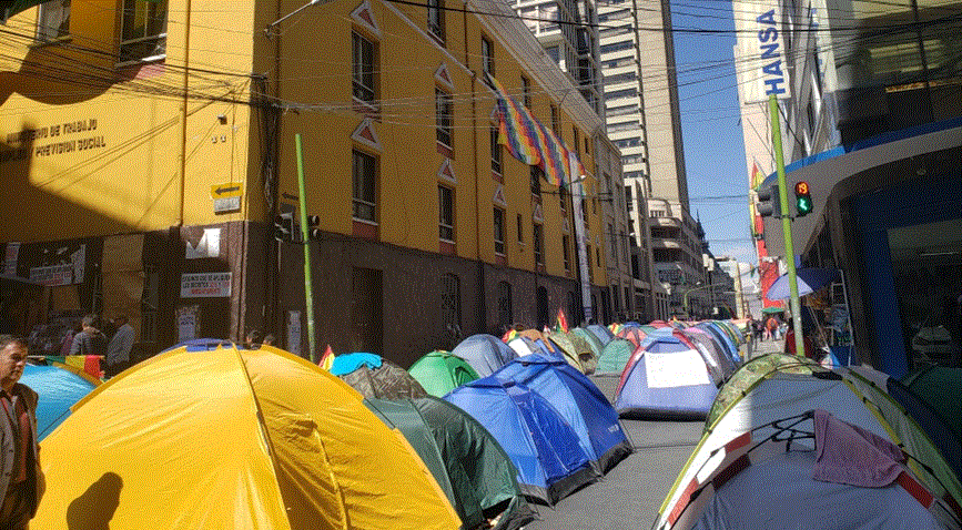 Mineros, esposas e hijos de San Cristóbal acampan 16 días en la calle, piden pago de dominicales de 12 años