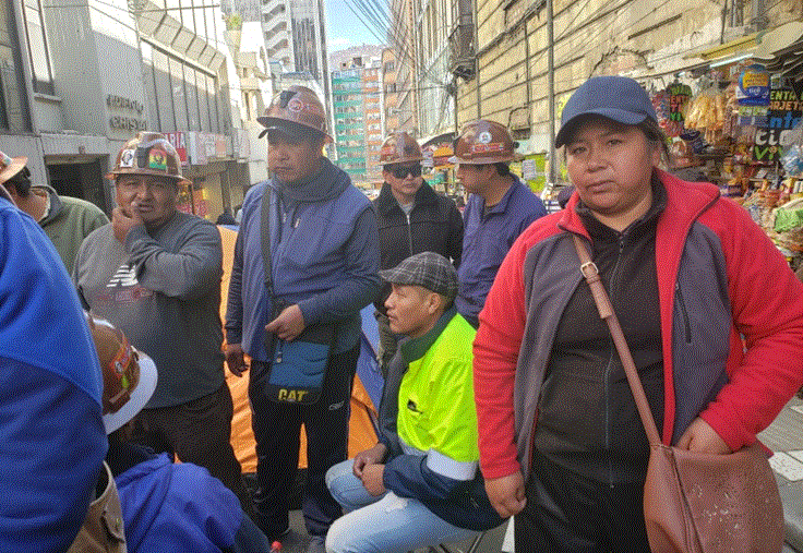 Mineros, esposas e hijos de San Cristóbal acampan 16 días en la calle, piden pago de dominicales de 12 años
