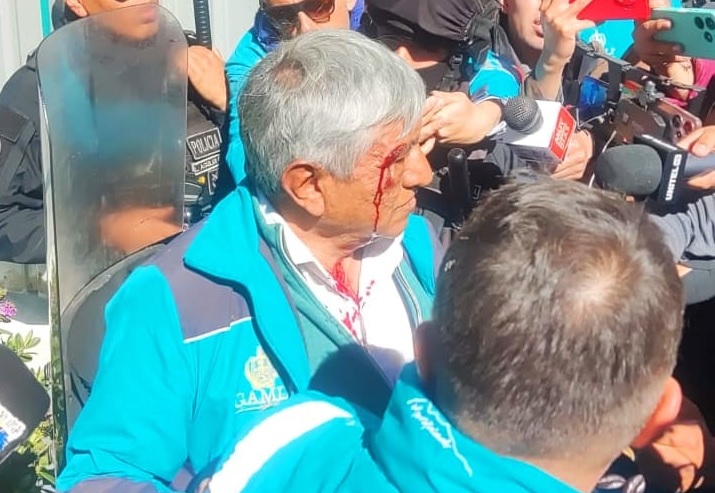 Alcalde Arias sufre un corte en la ceja derecha tras recibir una pedrada en la plaza Abaroa