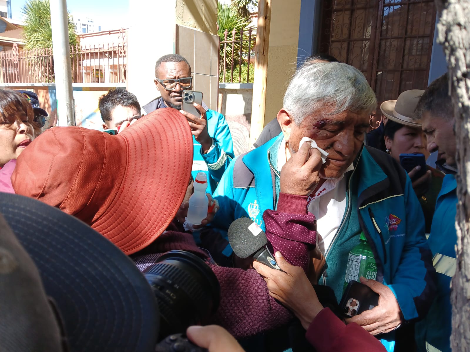 Alcalde Arias sufre un corte en la ceja derecha tras recibir una pedrada en la plaza Abaroa