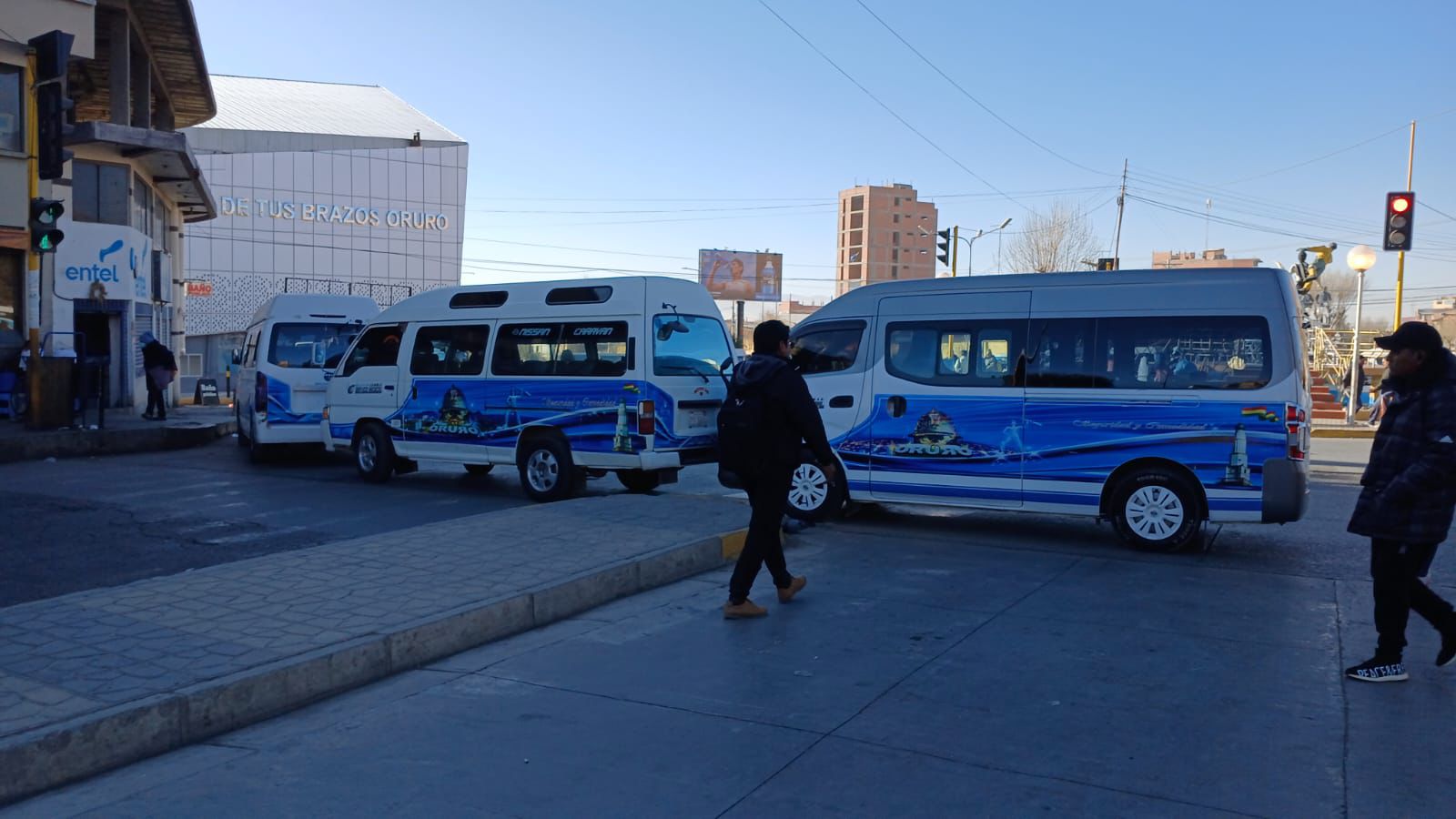 Bloqueo de choferes en Oruro afecta a varias zonas de la ciudad y obliga a suspender las salidas de buses