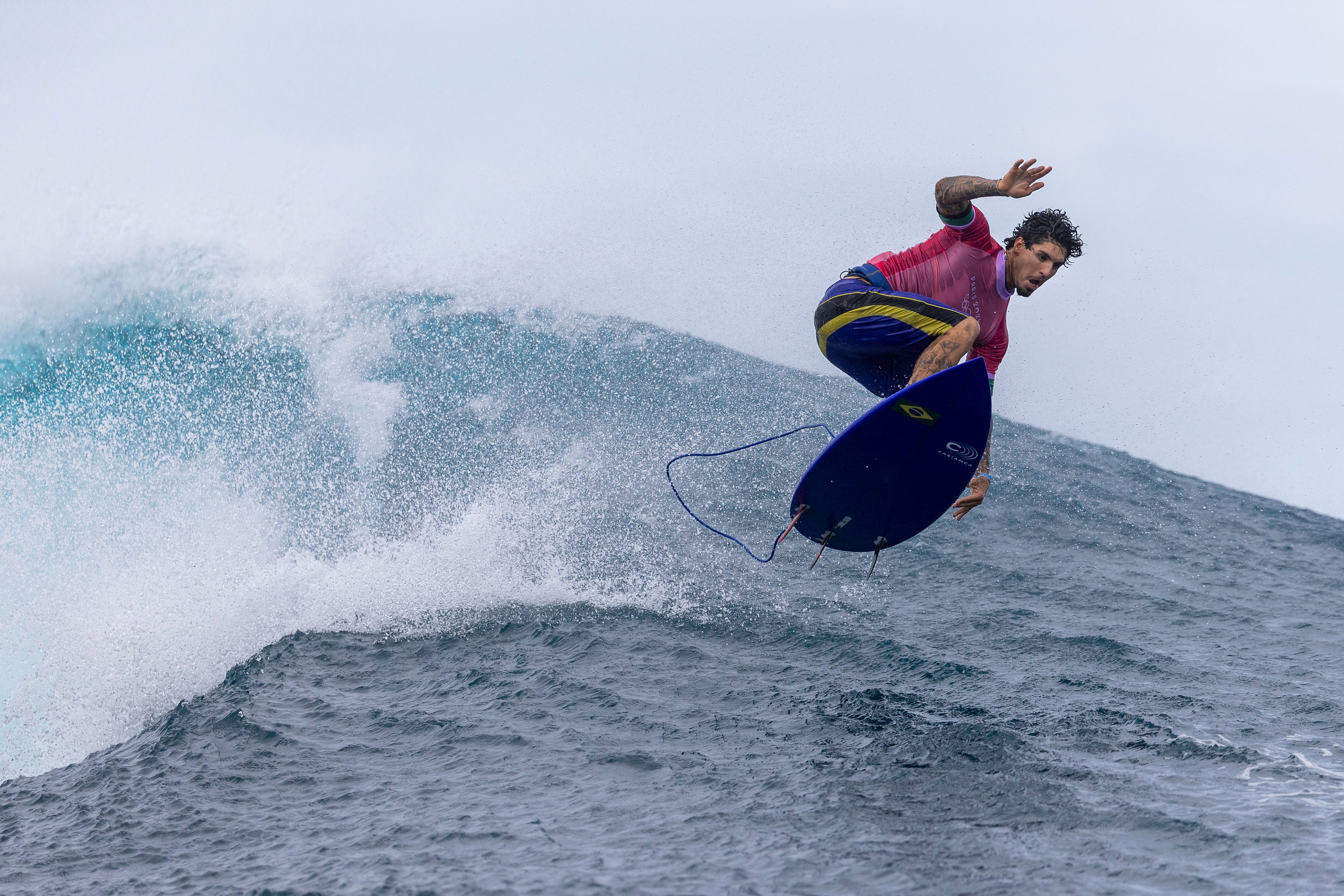 París 2024: el surf entrega una puntuación casi perfecta y una foto icónica