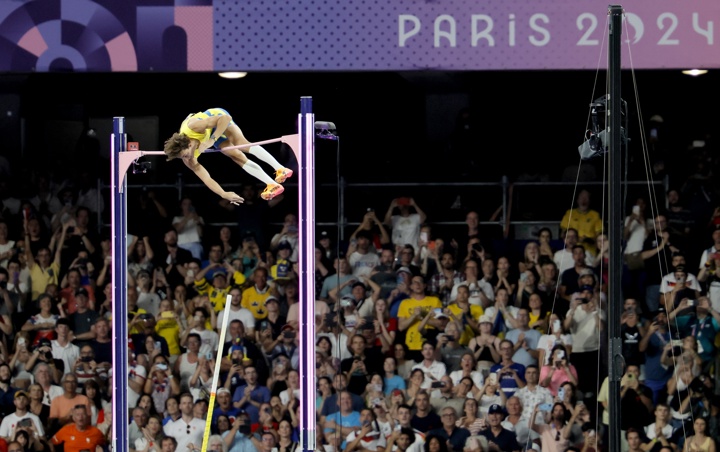 El sueco Duplantis se cuelga la medalla de oro en pértiga con récord mundial
