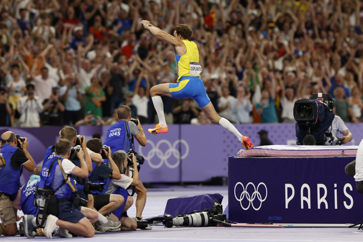 El sueco Duplantis se cuelga la medalla de oro en pértiga con récord mundial