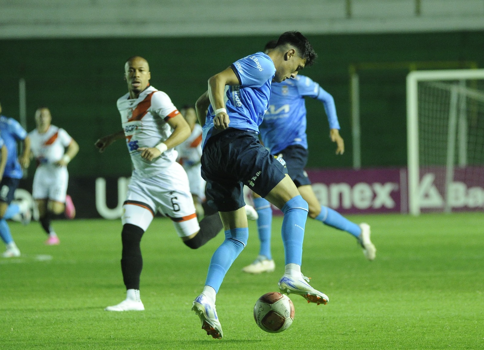 Blooming vive una noche a pedir de boca y vence por goleada a Nacional 