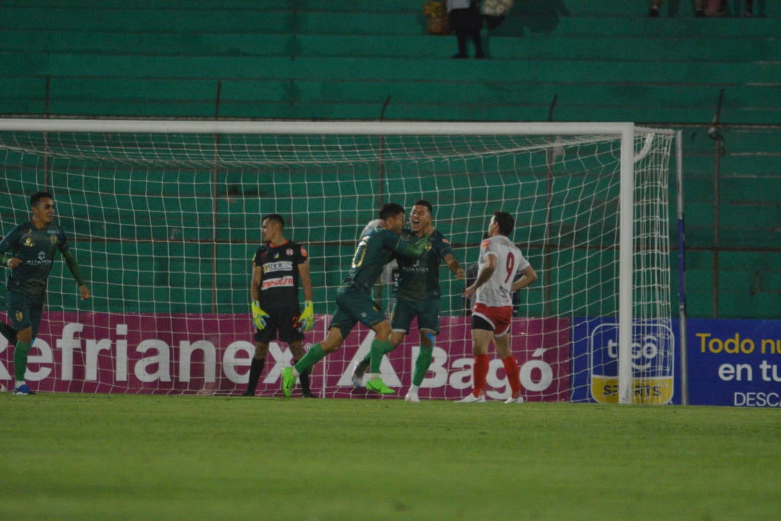 Tomayapo festeja el triunfo ante Independiente con un apretado 3 a 2