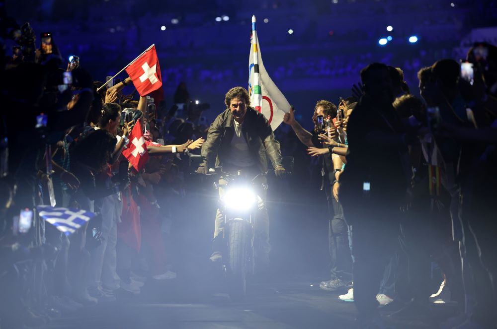Misión olímpica: Tom Cruise recoge la bandera en París 2024 y la lleva a Los Ángeles 2028 