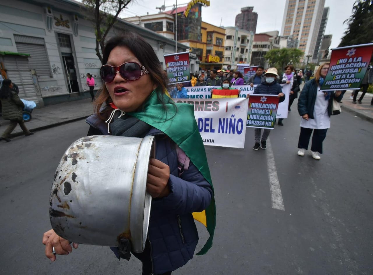 Protestas de al menos siete sectores por la falta de dólares y la crisis económica toman el centro paceño