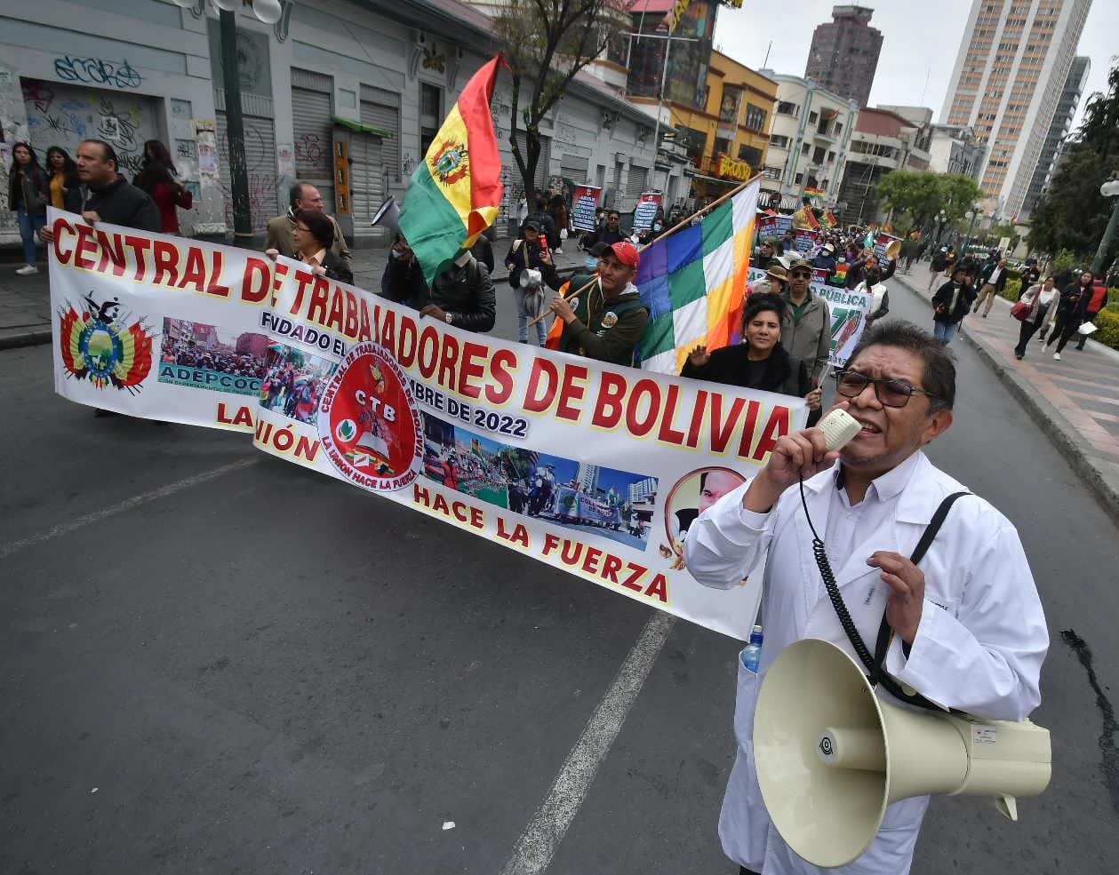 Protestas de al menos siete sectores por la falta de dólares y la crisis económica toman el centro paceño
