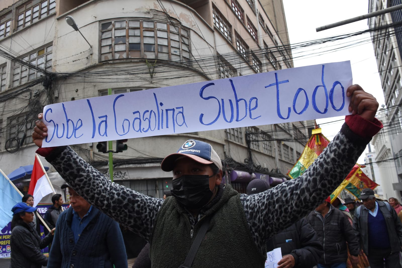 Protestas de al menos siete sectores por la falta de dólares y la crisis económica toman el centro paceño