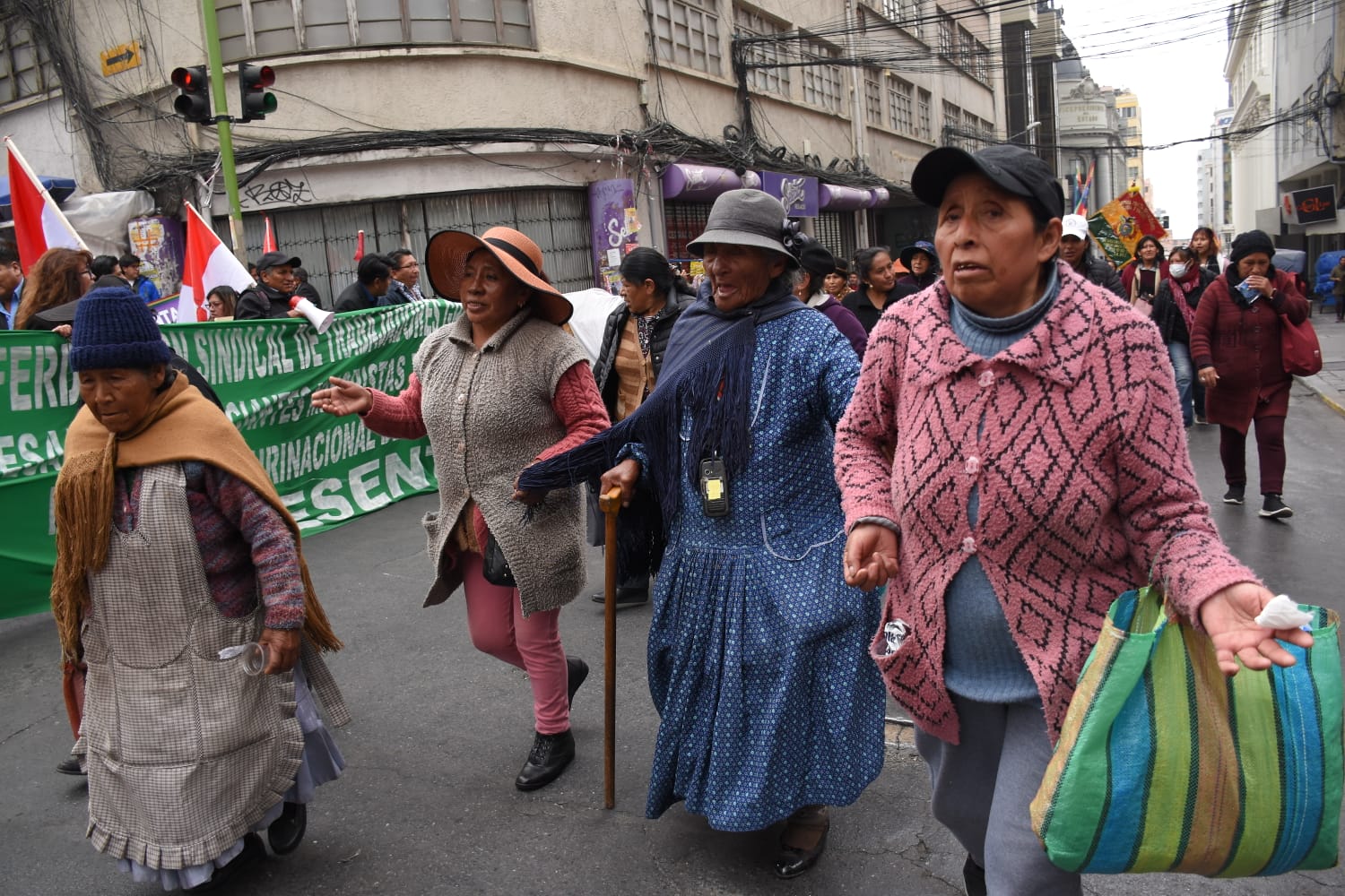 Protestas de al menos siete sectores por la falta de dólares y la crisis económica toman el centro paceño