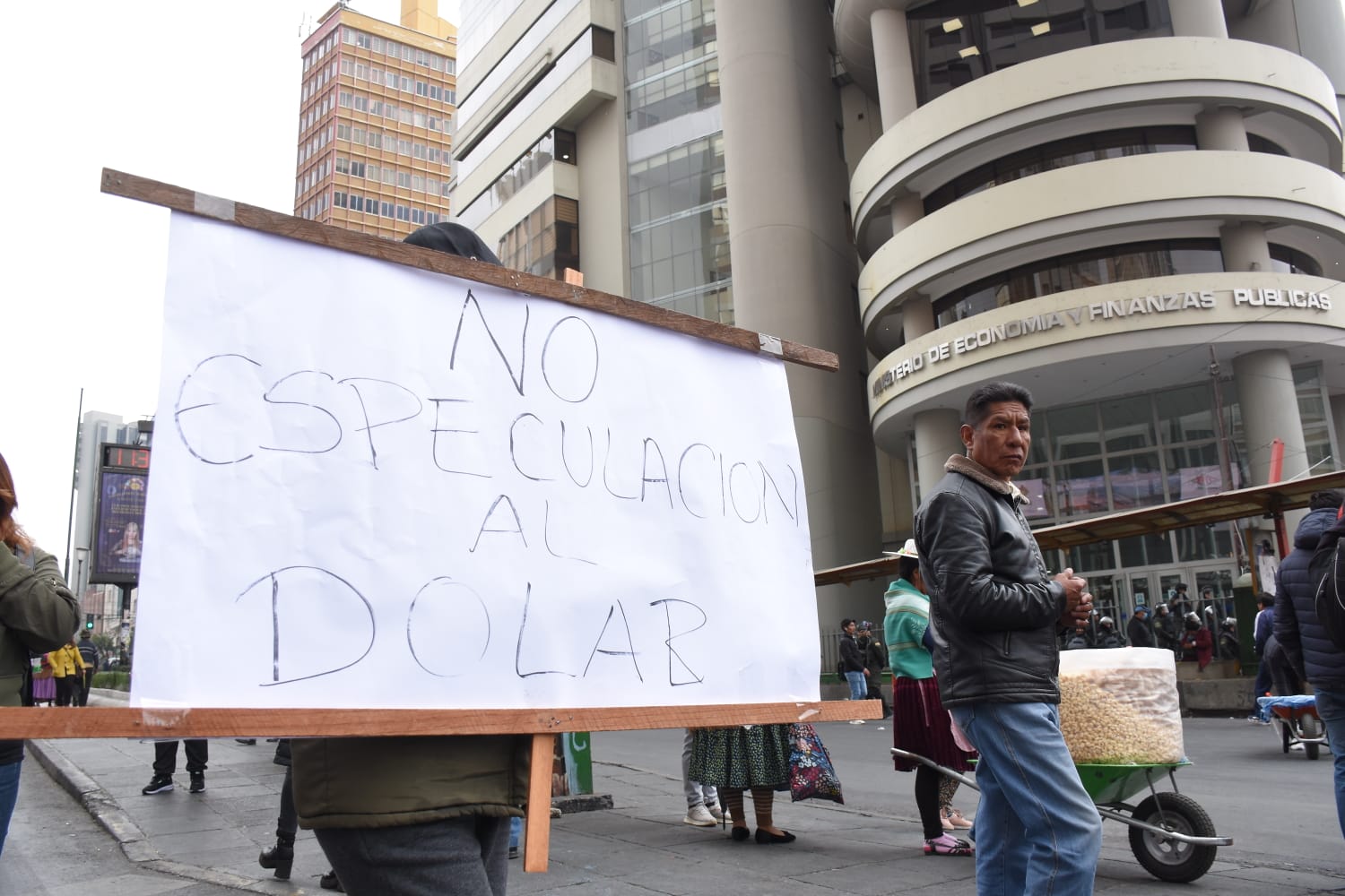 Protestas de al menos siete sectores por la falta de dólares y la crisis económica toman el centro paceño