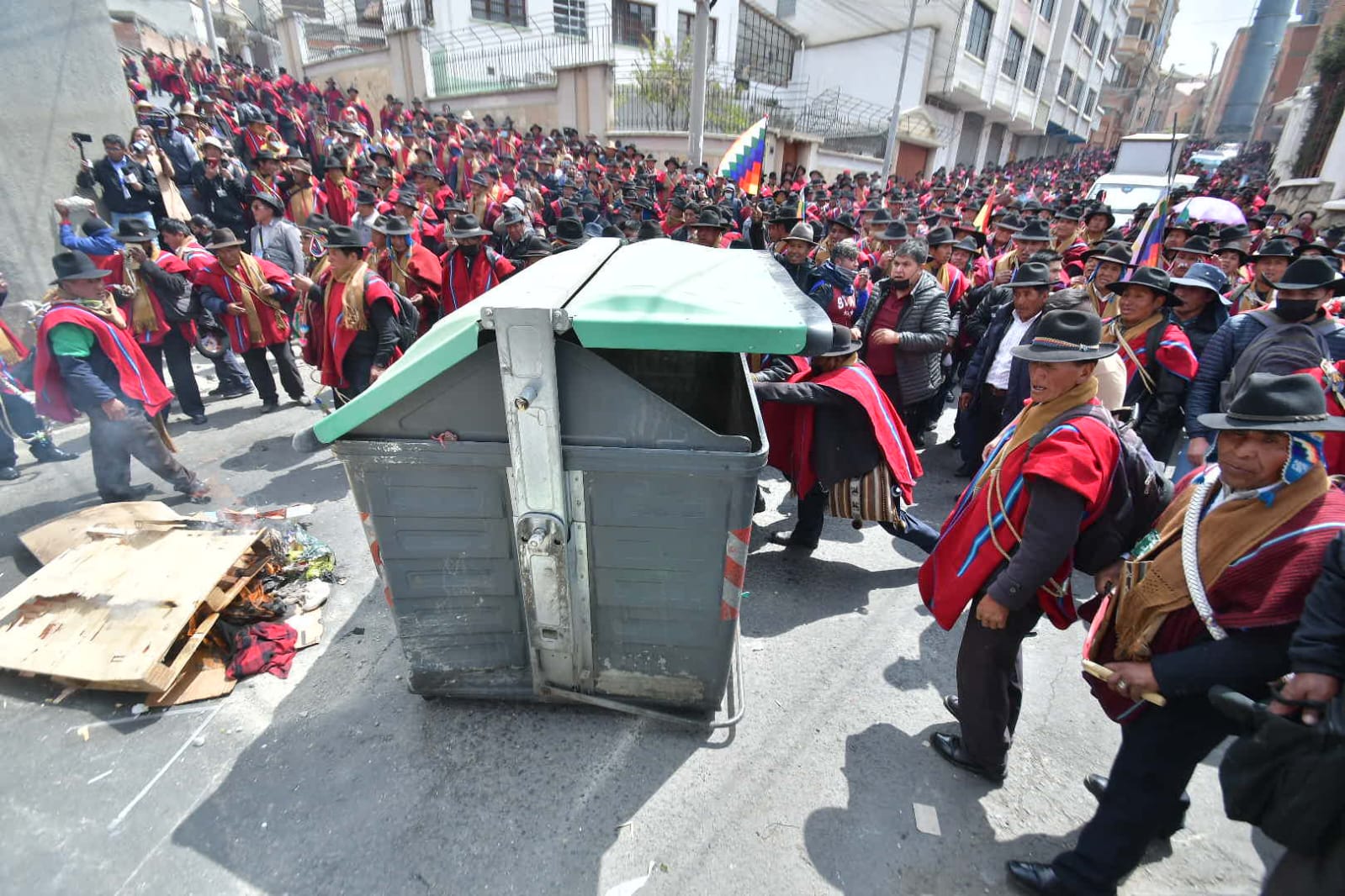Ponchos rojos marchan por el centro paceño e intentan tomar sede, la Policía los gasifica 