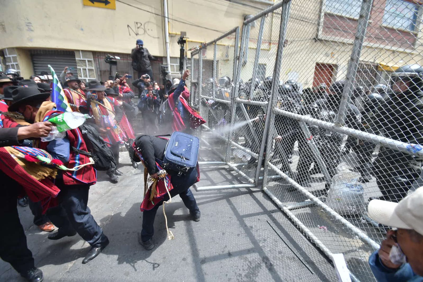 Ponchos rojos marchan por el centro paceño e intentan tomar sede, la Policía los gasifica 
