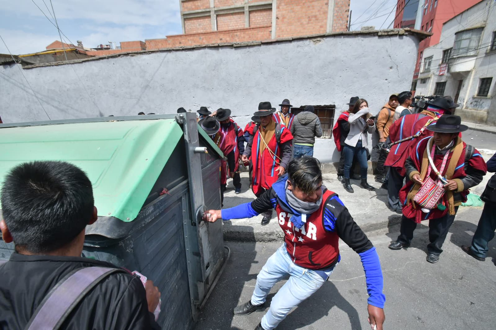 Ponchos rojos marchan por el centro paceño e intentan tomar sede, la Policía los gasifica 