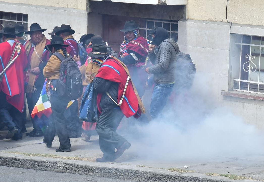 Ponchos rojos marchan por el centro paceño e intentan tomar sede, la Policía los gasifica 