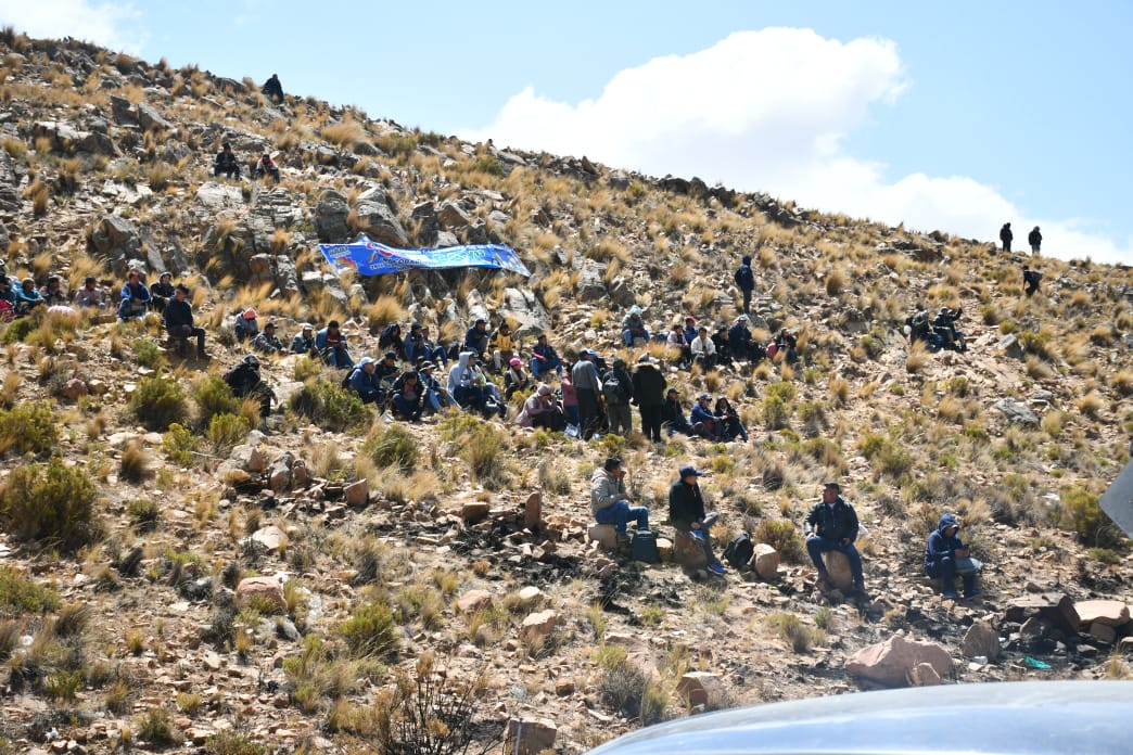 Grupos arcistas montan una vigilia en Vila Vila para impedir el paso de la marcha evista