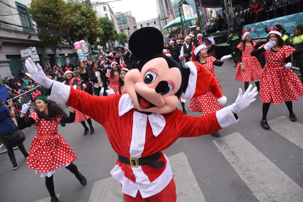 Arranca el desfile navideño en La Paz con la participación de más de 200 agrupaciones y 150 carros alegóricos