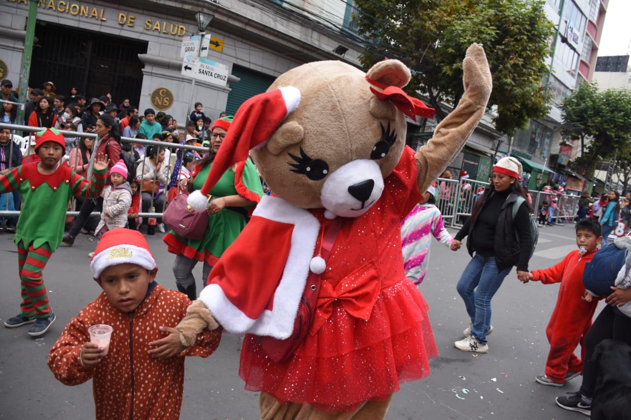Arranca el desfile navideño en La Paz con la participación de más de 200 agrupaciones y 150 carros alegóricos