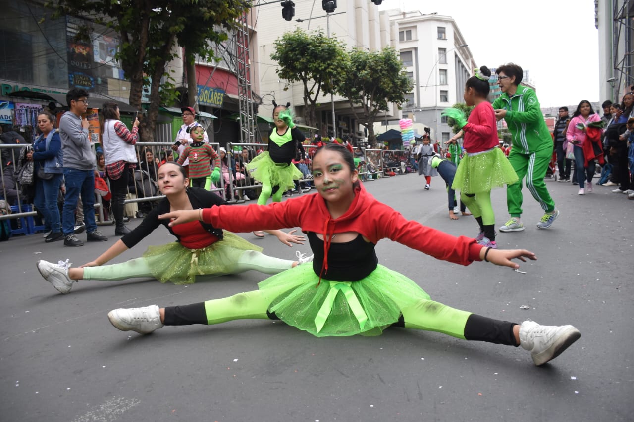 Arranca el desfile navideño en La Paz con la participación de más de 200 agrupaciones y 150 carros alegóricos