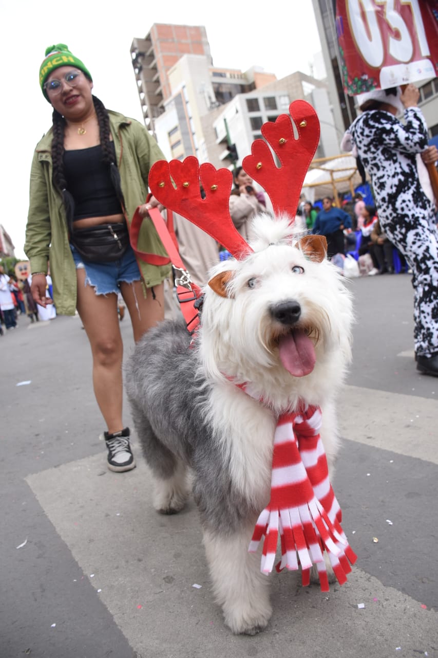 Arranca el desfile navideño en La Paz con la participación de más de 200 agrupaciones y 150 carros alegóricos
