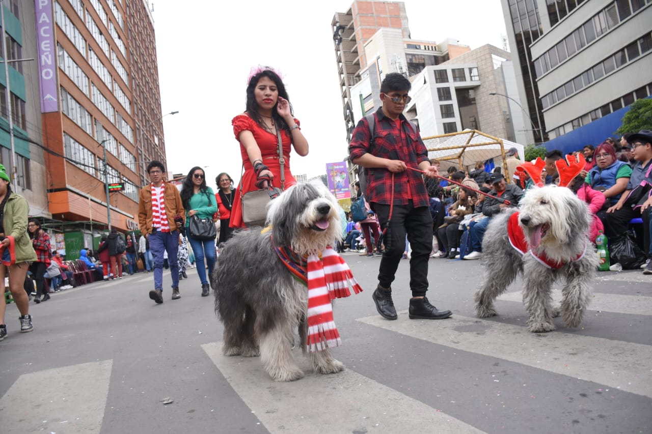 Arranca el desfile navideño en La Paz con la participación de más de 200 agrupaciones y 150 carros alegóricos
