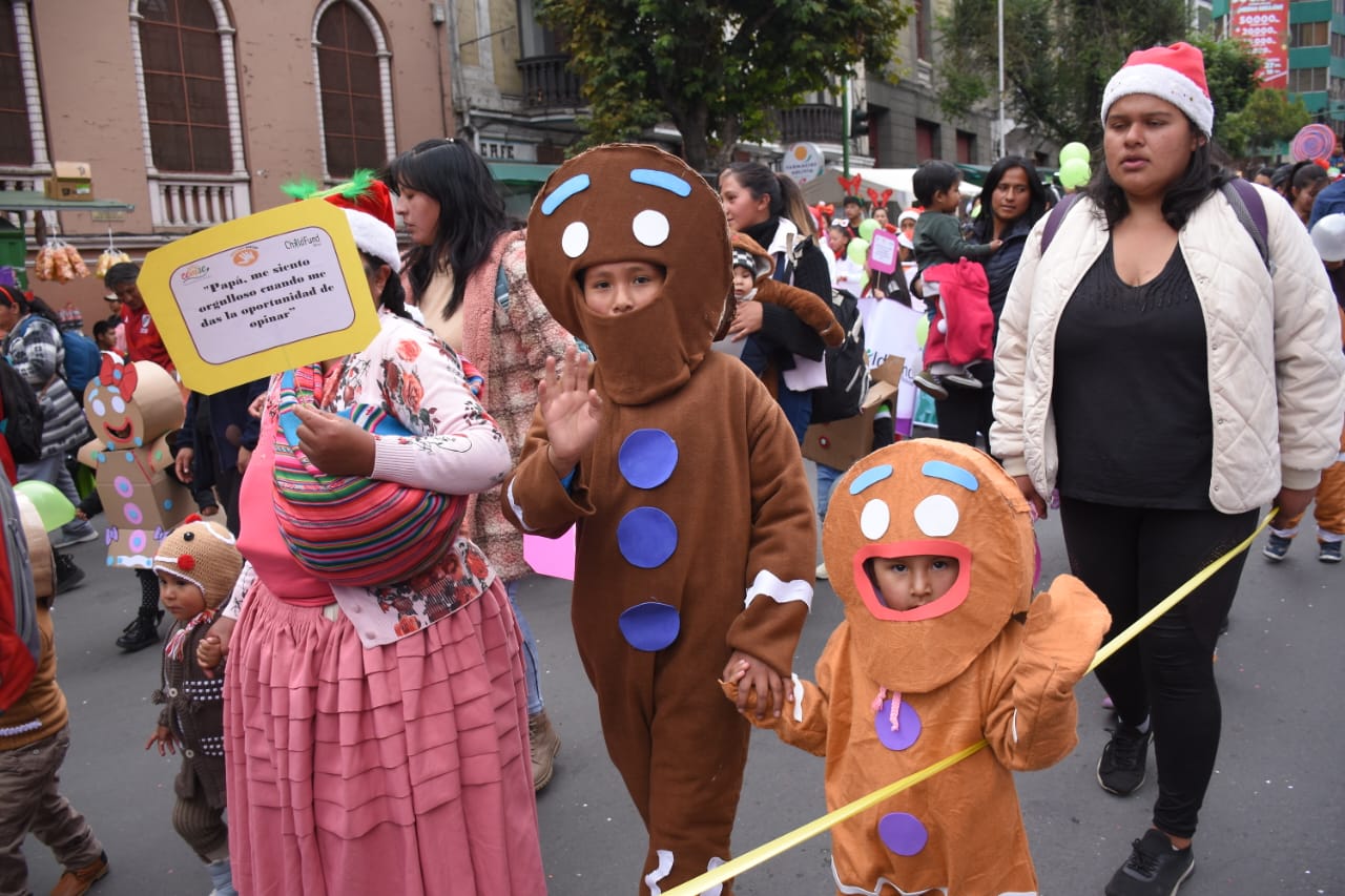 Arranca el desfile navideño en La Paz con la participación de más de 200 agrupaciones y 150 carros alegóricos