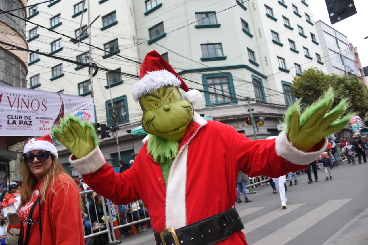 Arranca el desfile navideño en La Paz con la participación de más de 200 agrupaciones y 150 carros alegóricos