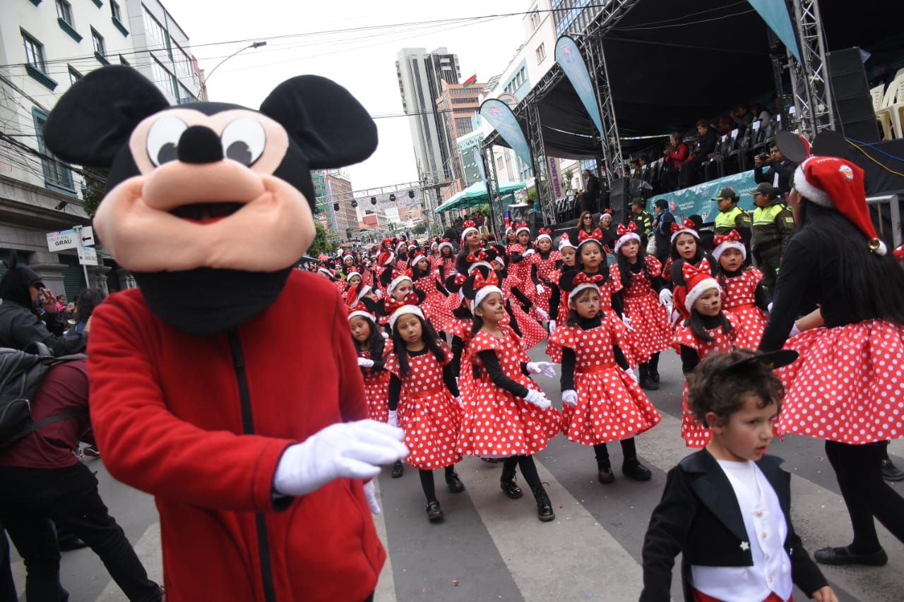 Arranca el desfile navideño en La Paz con la participación de más de 200 agrupaciones y 150 carros alegóricos