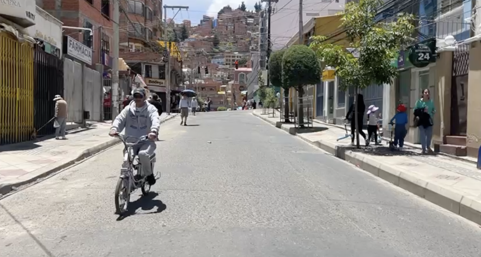 En La Paz la gente aprovechó la jornada electoral para pasear el familia, andar en bicicleta y disfrutar del buen clima