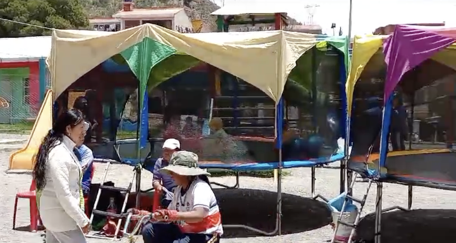 En La Paz la gente aprovechó la jornada electoral para pasear el familia, andar en bicicleta y disfrutar del buen clima