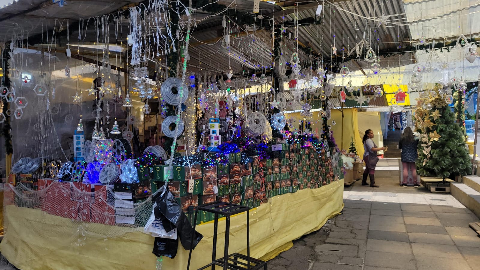 En la feria navideña del PUC hay adornos desde los Bs 5 hasta más de Bs 1.000
