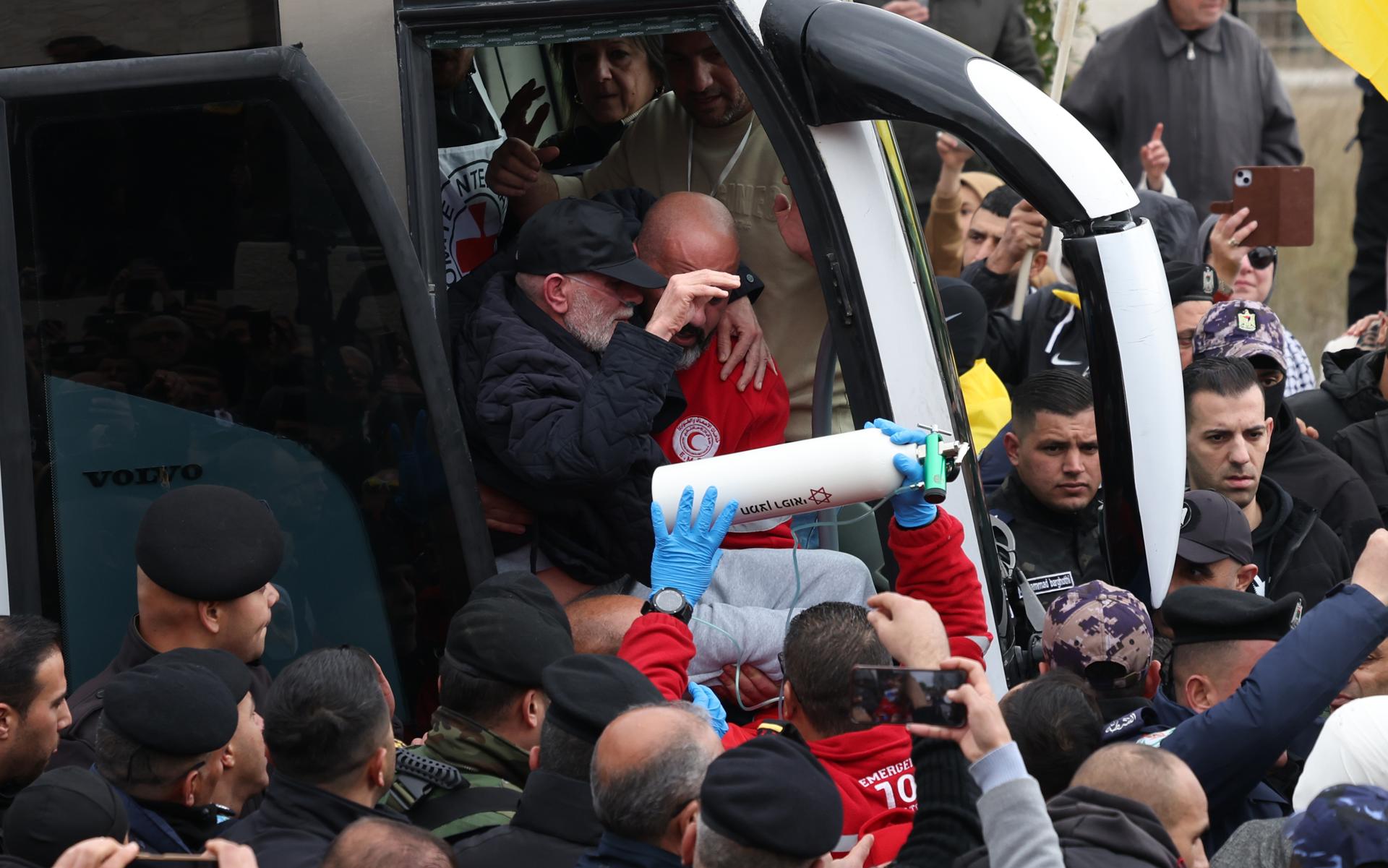 Tres israelíes recuperan su libertad en Gaza mientras Israel libera a 183 palestinos