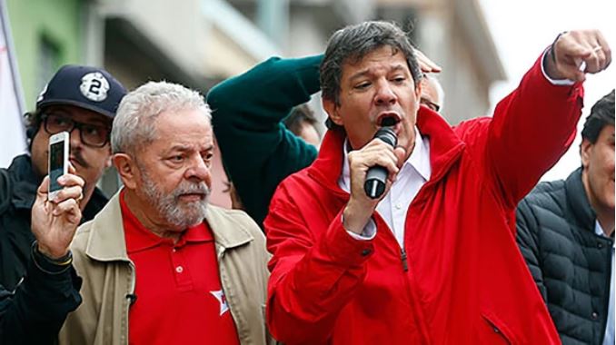Como favorito en las elecciones en Brasil, Bolsonaro emitió su voto con chaleco antibalas