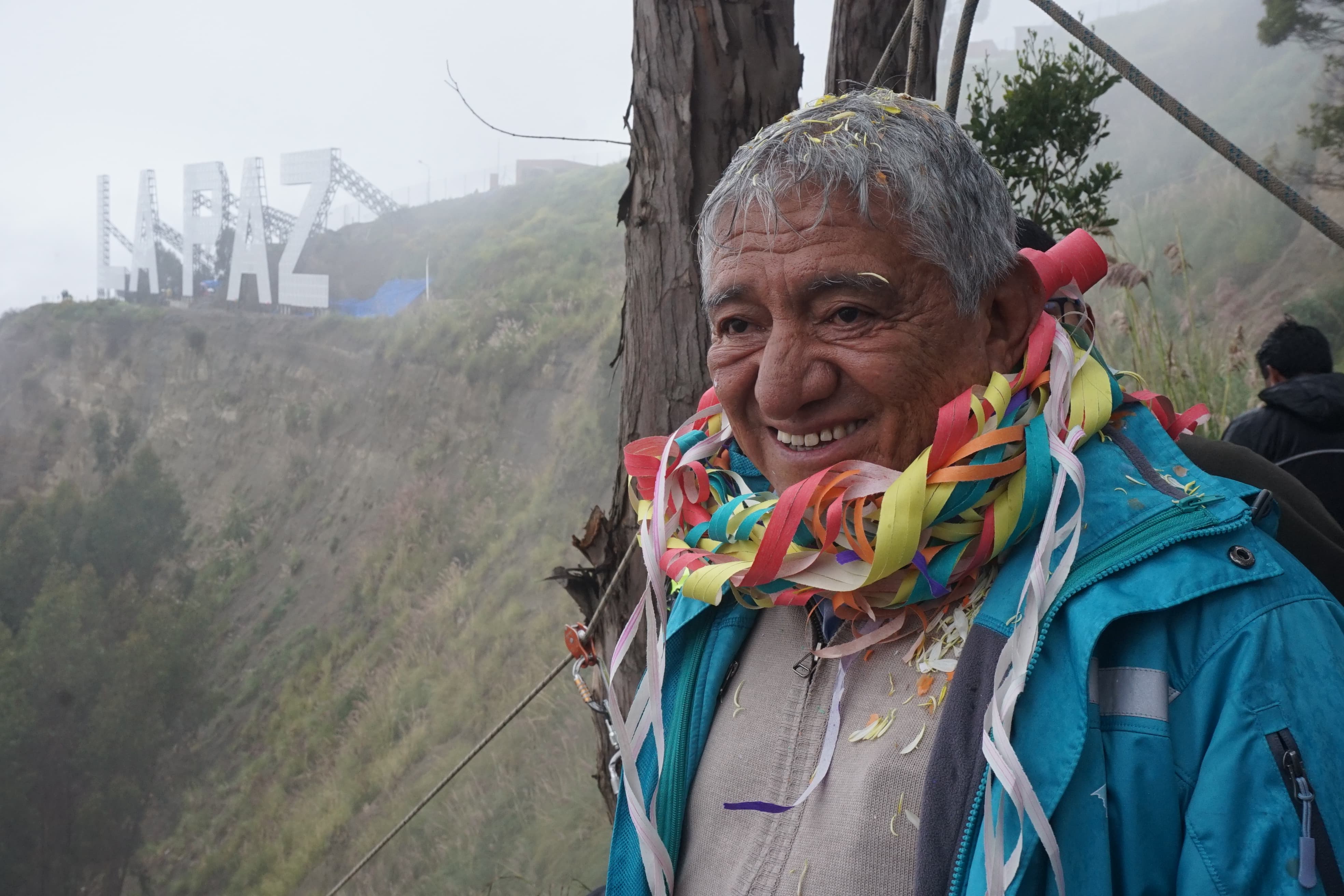 Arias ch'alla el letrero de La Paz y lo compara con el de Hollywood