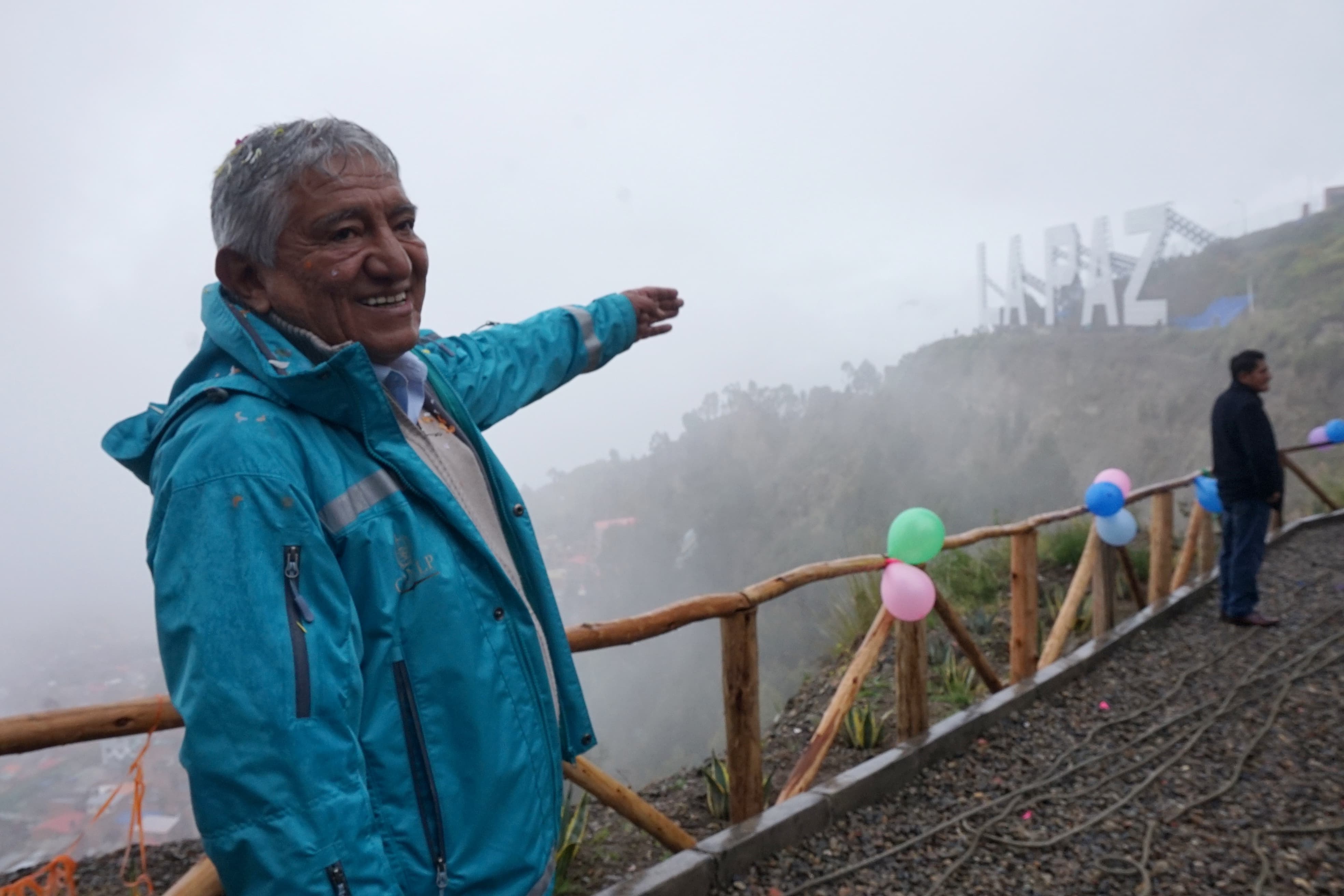 Arias ch'alla el letrero de La Paz y lo compara con el de Hollywood