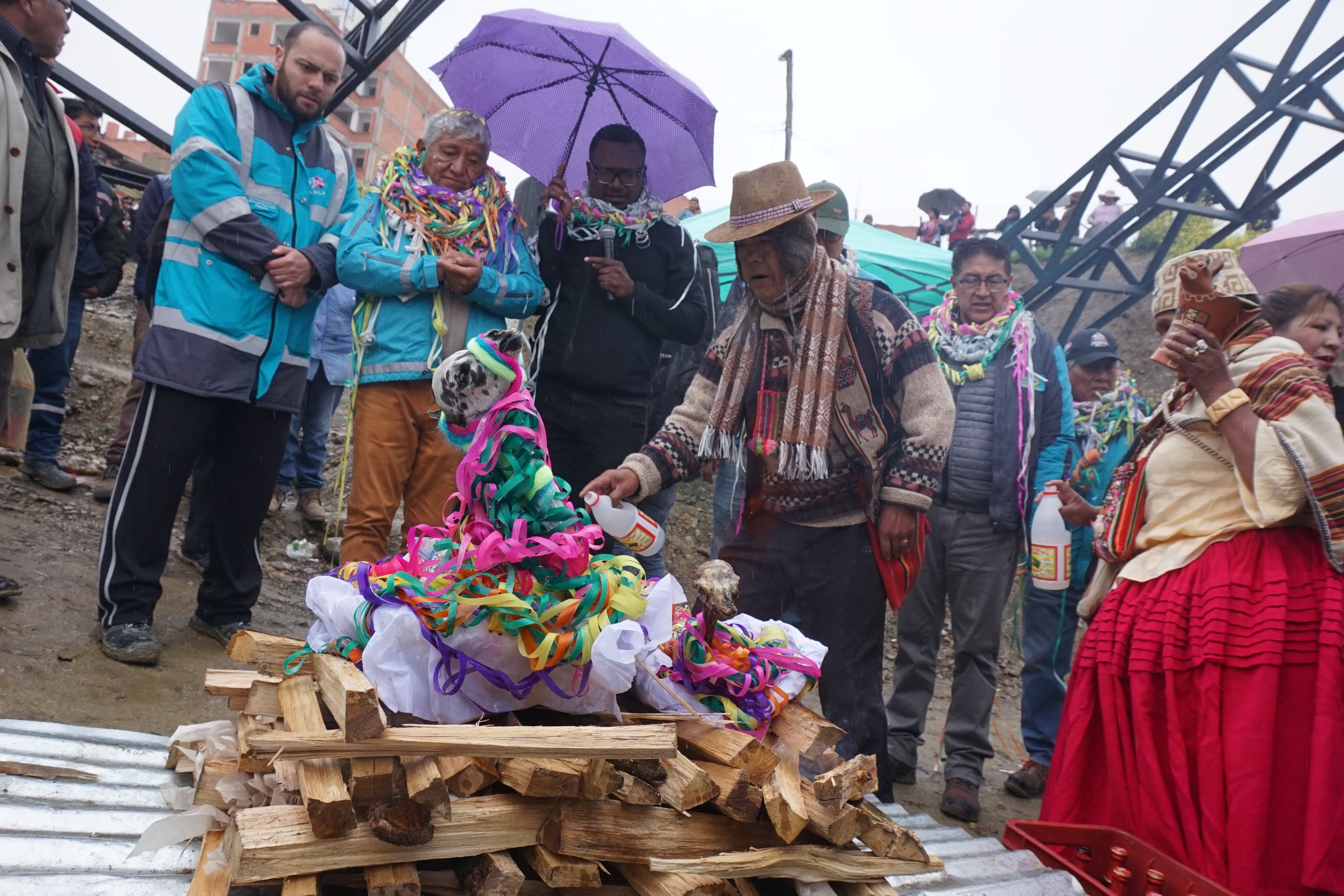 Arias ch'alla el letrero de La Paz y lo compara con el de Hollywood