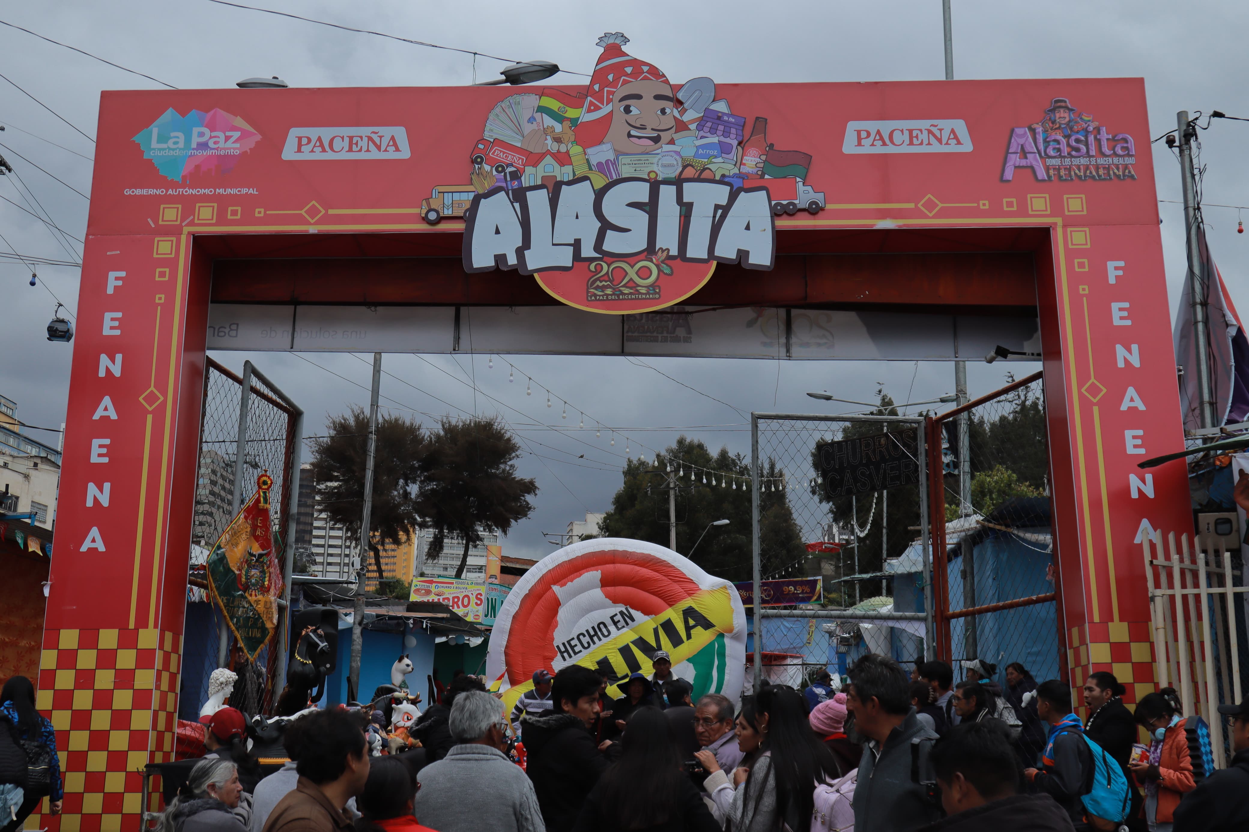 Tras seis semanas de feria, llega el tradicional remate de las miniaturas de la Alasita