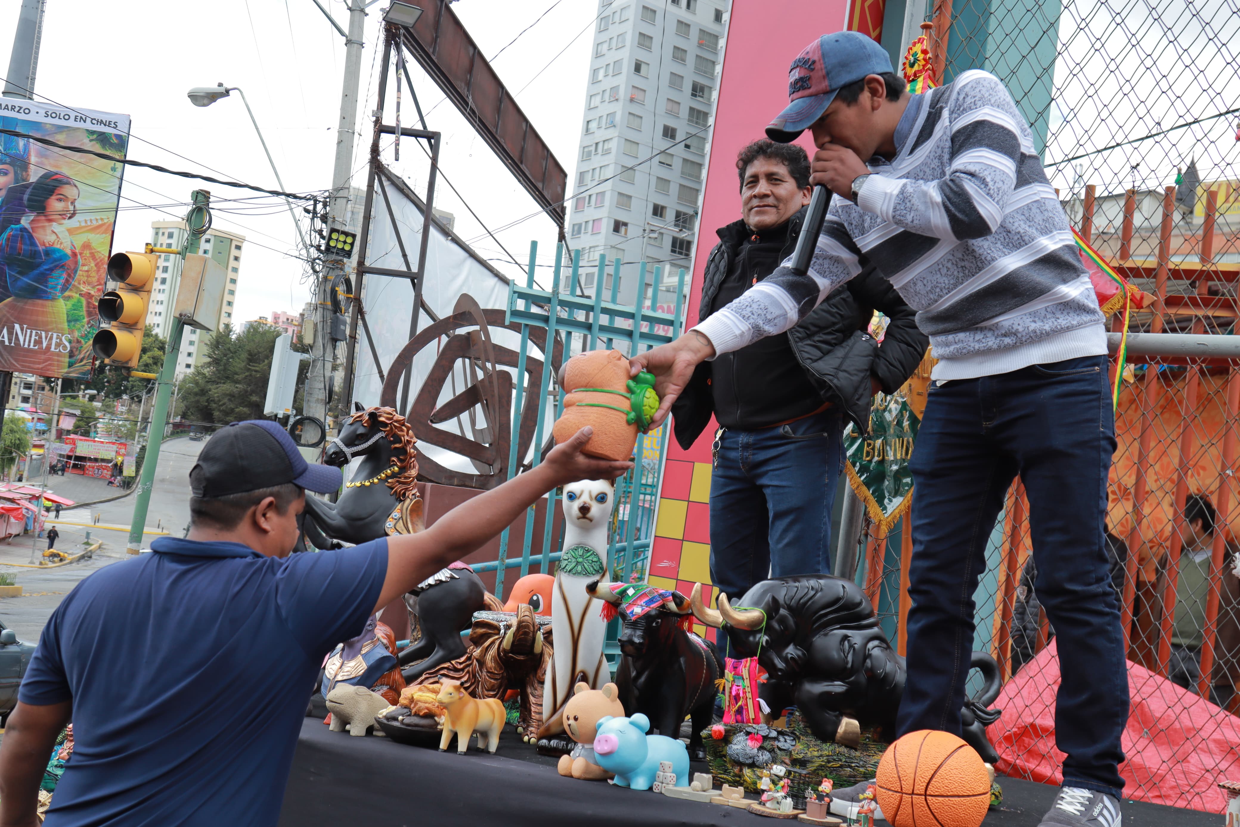 Tras seis semanas de feria, llega el tradicional remate de las miniaturas de la Alasita