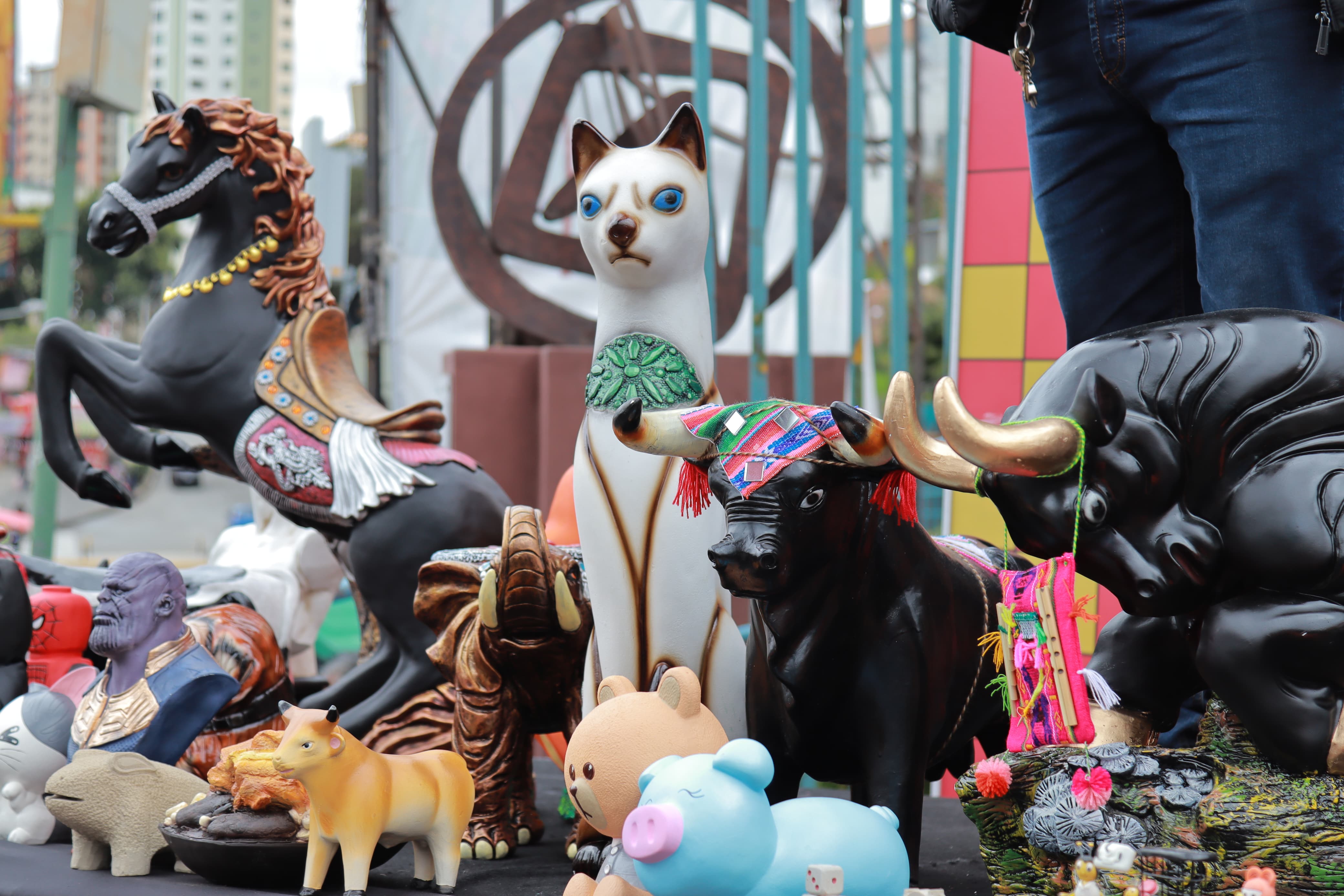 Tras seis semanas de feria, llega el tradicional remate de las miniaturas de la Alasita