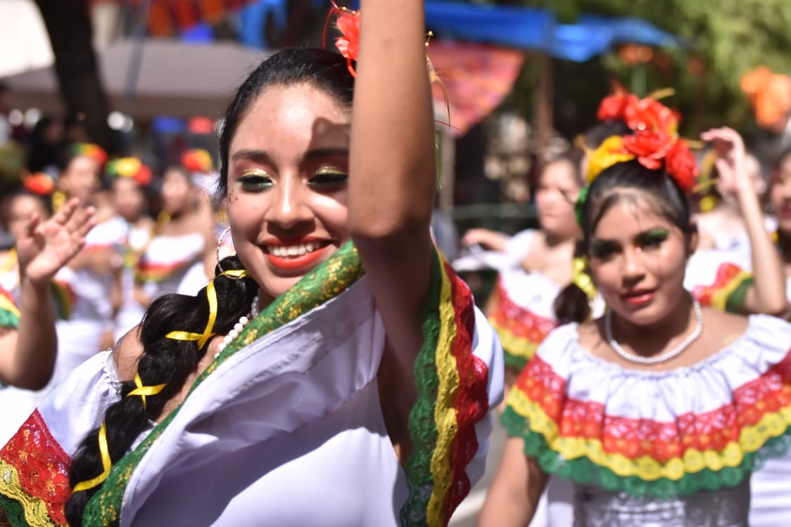 Alegría y color llenan el Corso de Corsos en el cierre del Carnaval en Cochabamba